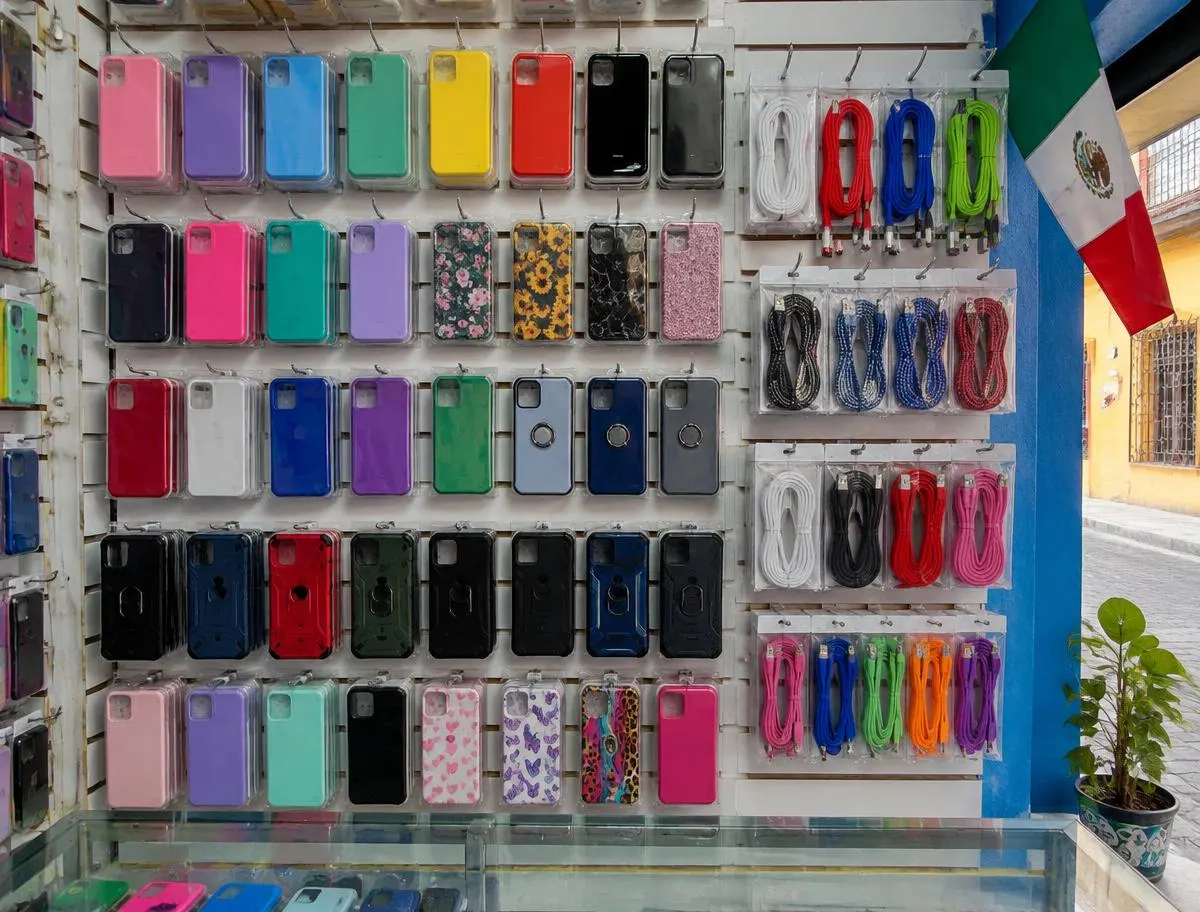 Exhibidor de fundas de colores y cables de carga en una tienda